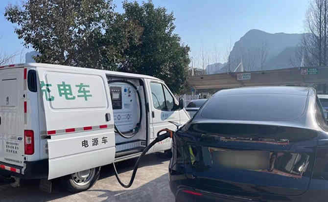永吉汽车搭电